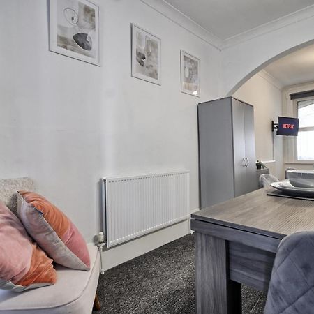 Beautiful Spacious Four Bedroom House With Parking For 2 Cars, 5 Minute Walk To Southend Station Extérieur photo