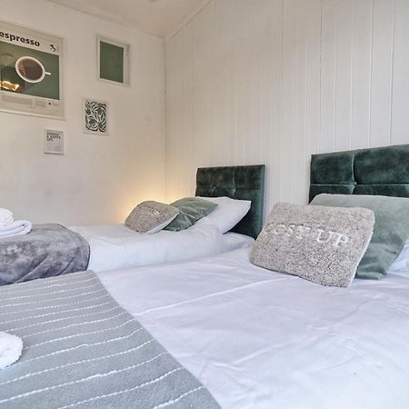 Beautiful Spacious Four Bedroom House With Parking For 2 Cars, 5 Minute Walk To Southend Station Extérieur photo