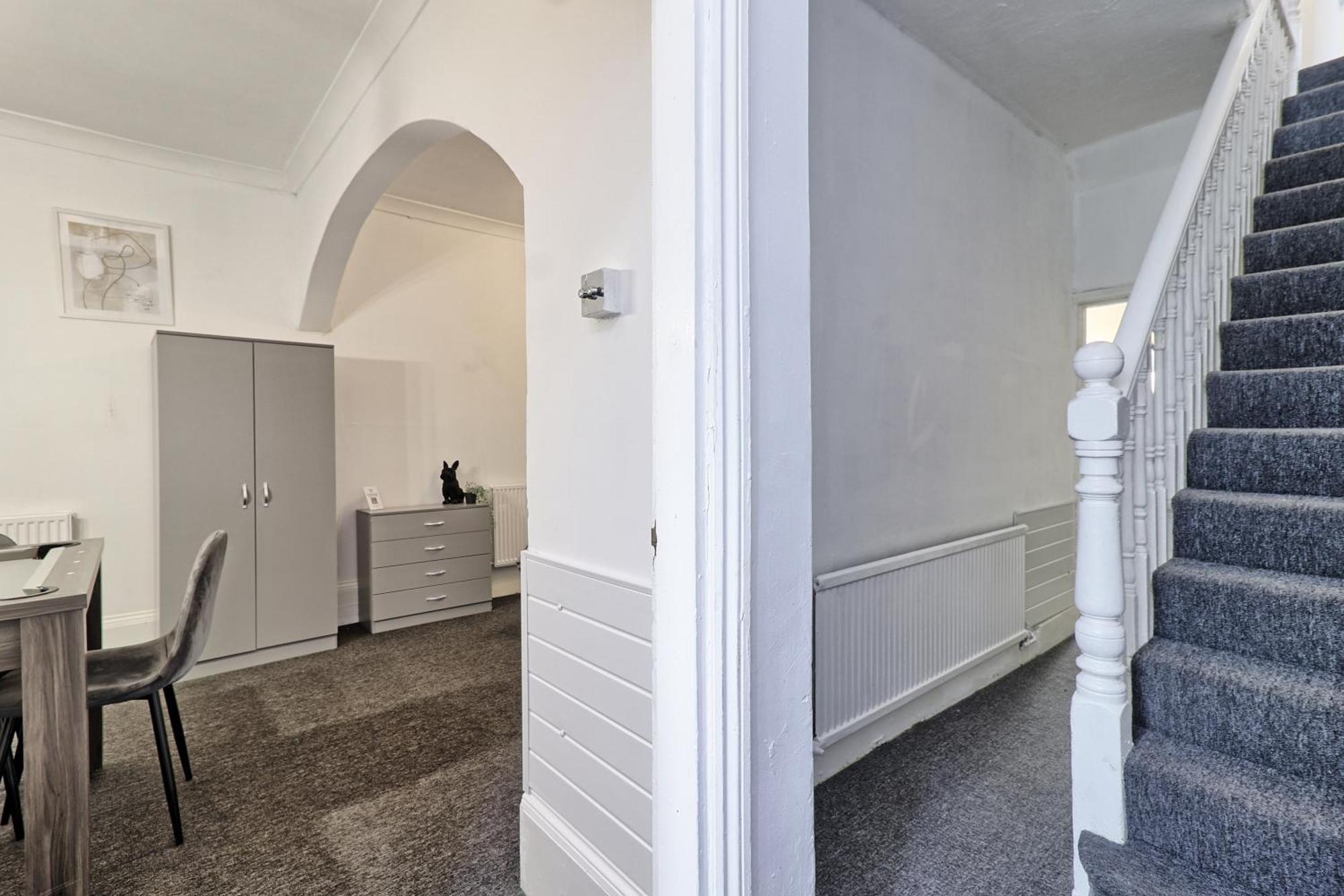 Beautiful Spacious Four Bedroom House With Parking For 2 Cars, 5 Minute Walk To Southend Station Extérieur photo