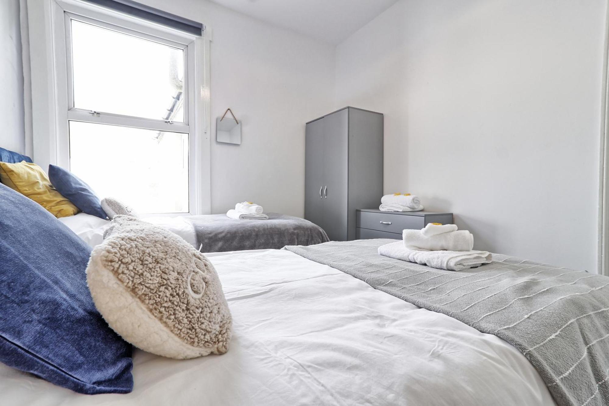 Beautiful Spacious Four Bedroom House With Parking For 2 Cars, 5 Minute Walk To Southend Station Extérieur photo