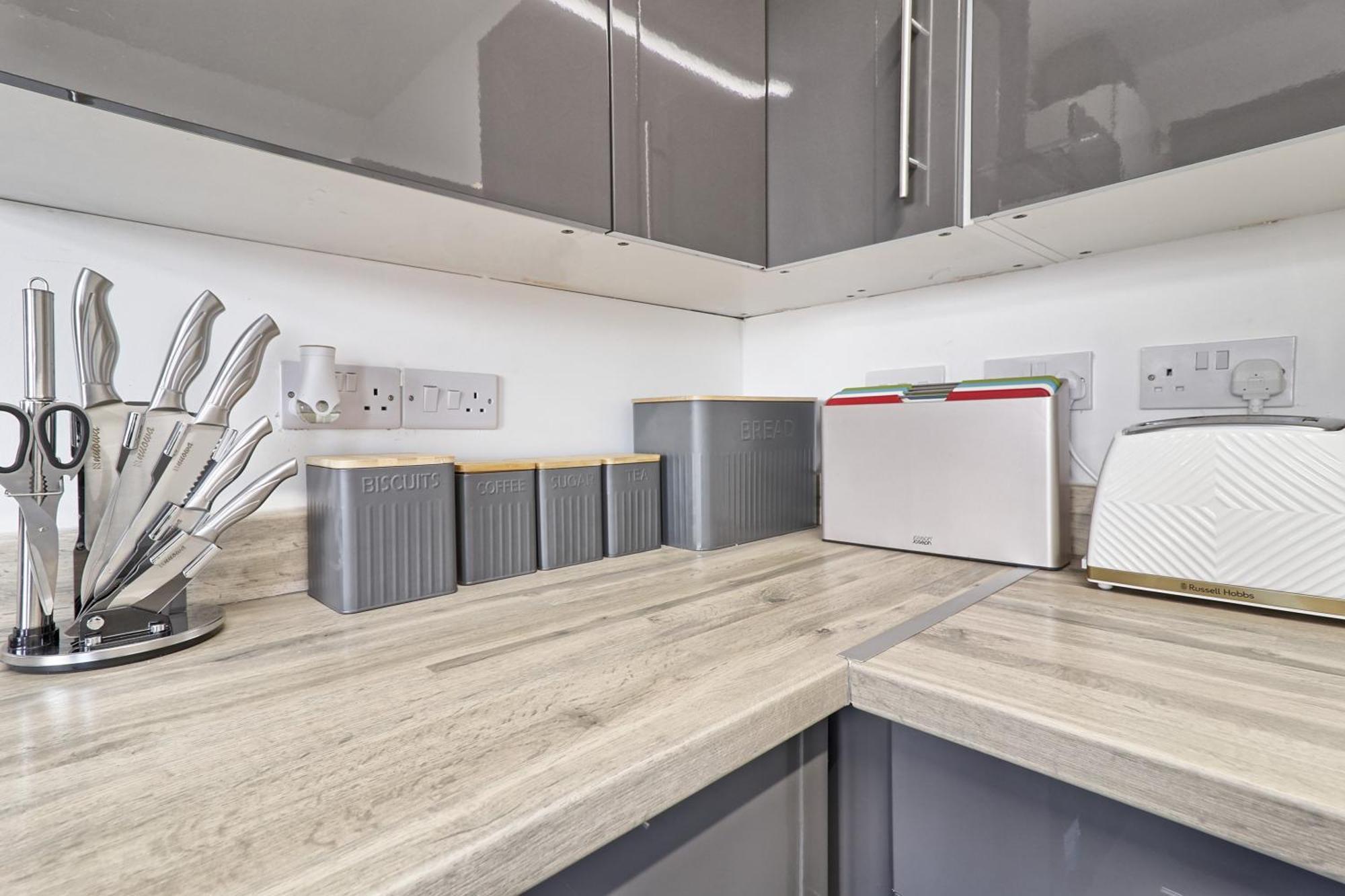 Beautiful Spacious Four Bedroom House With Parking For 2 Cars, 5 Minute Walk To Southend Station Extérieur photo