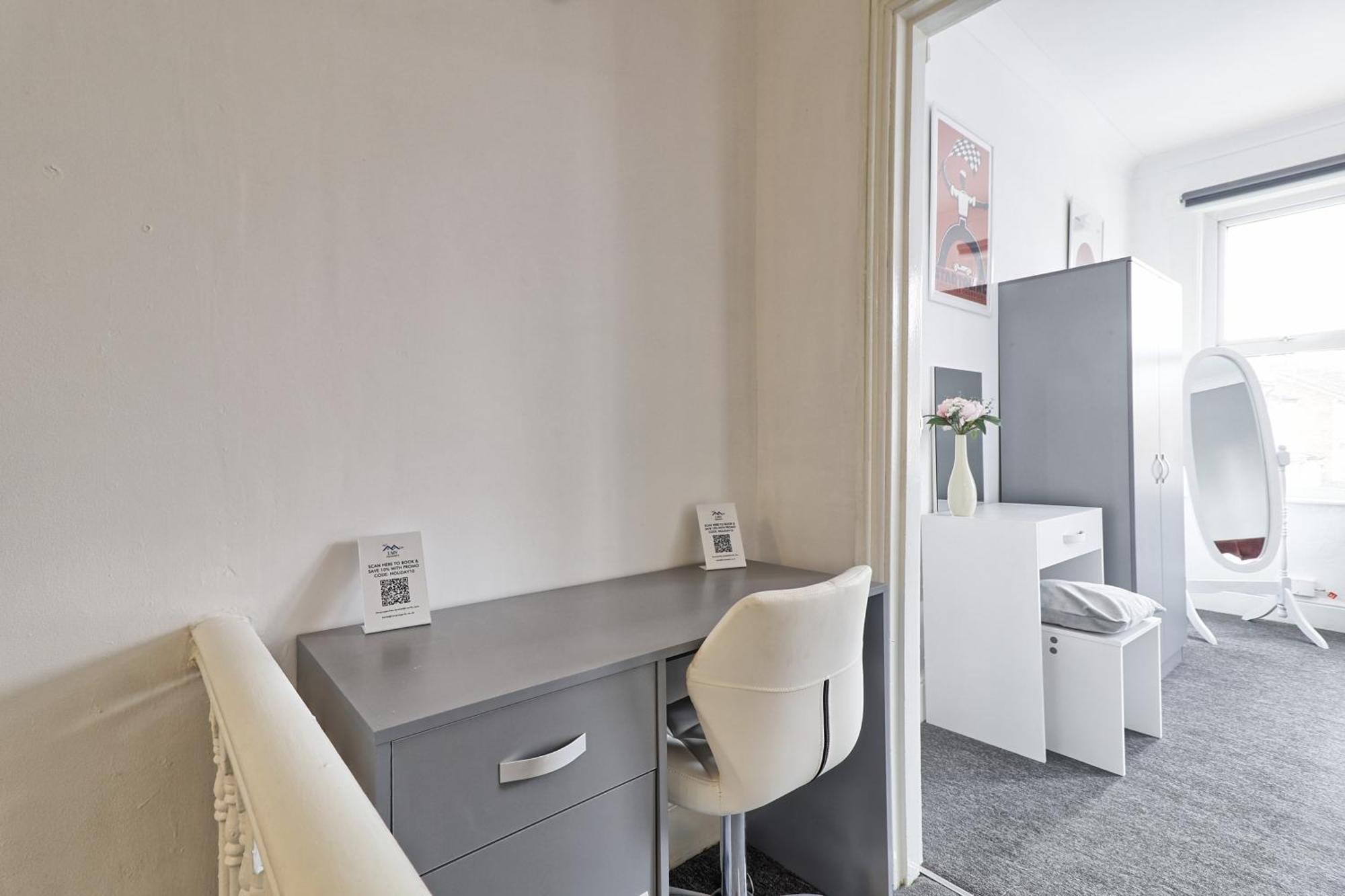 Beautiful Spacious Four Bedroom House With Parking For 2 Cars, 5 Minute Walk To Southend Station Extérieur photo