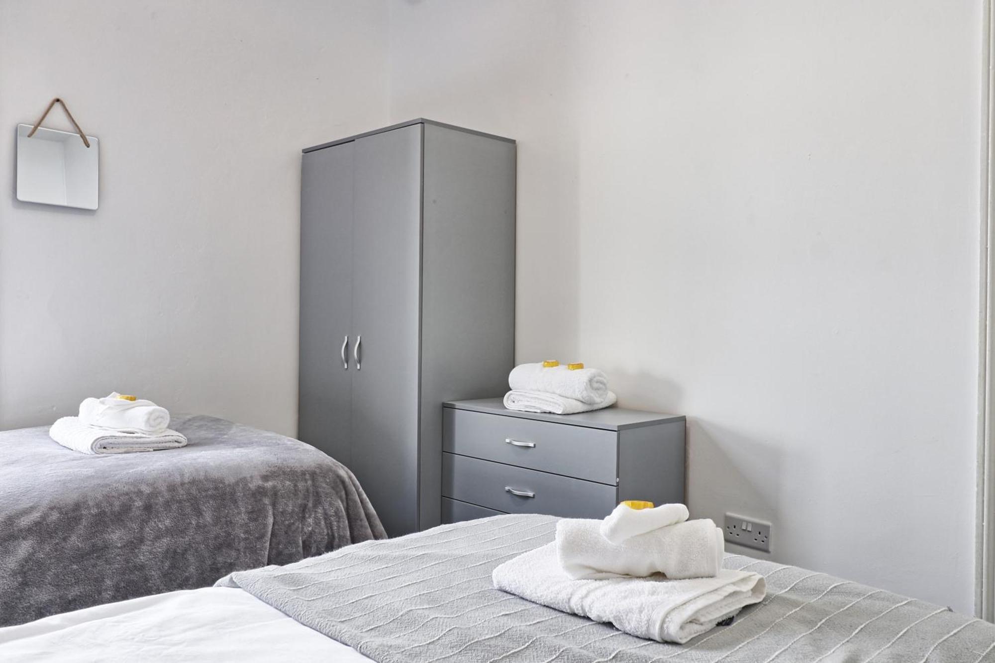 Beautiful Spacious Four Bedroom House With Parking For 2 Cars, 5 Minute Walk To Southend Station Extérieur photo