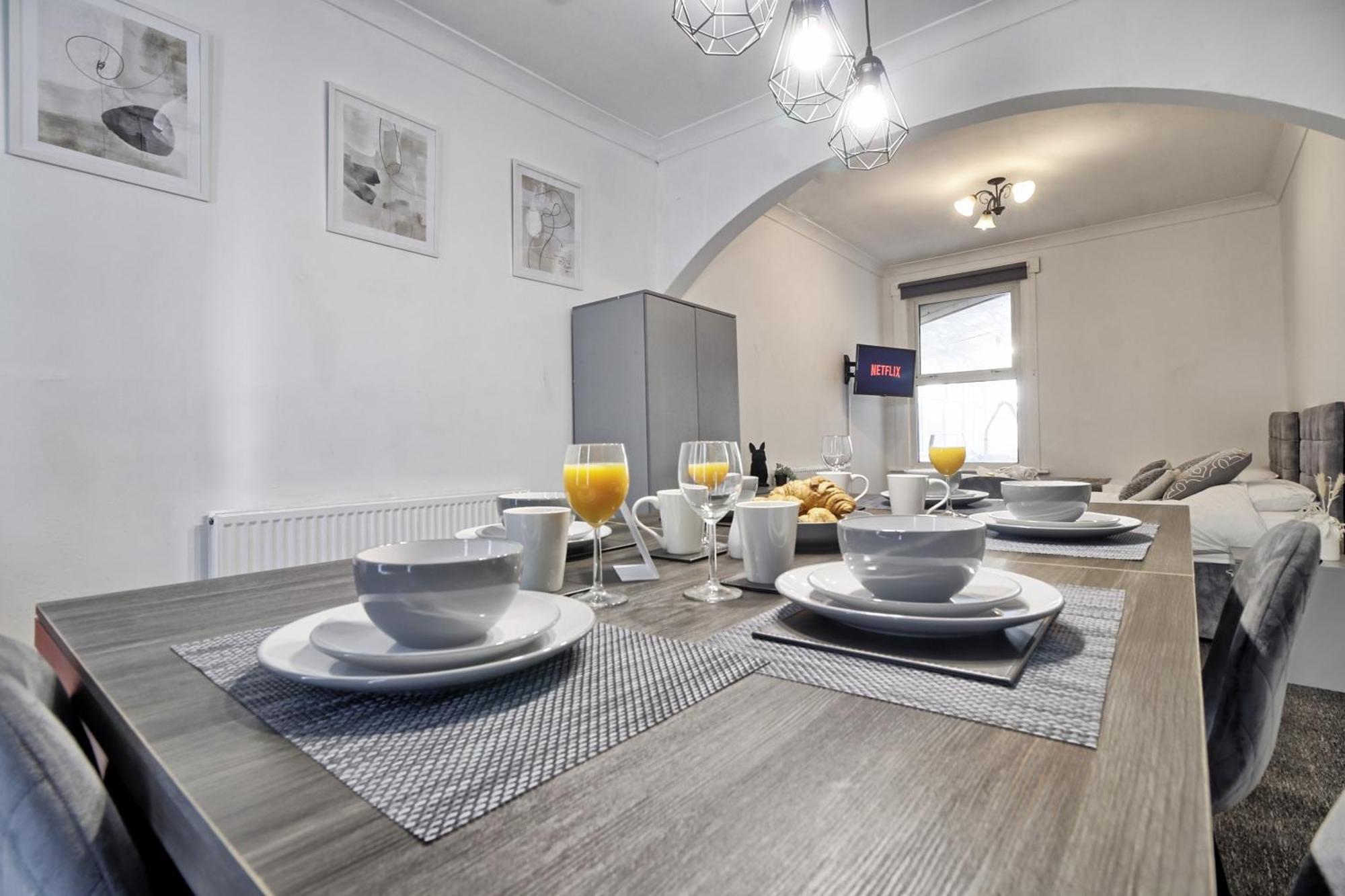 Beautiful Spacious Four Bedroom House With Parking For 2 Cars, 5 Minute Walk To Southend Station Extérieur photo