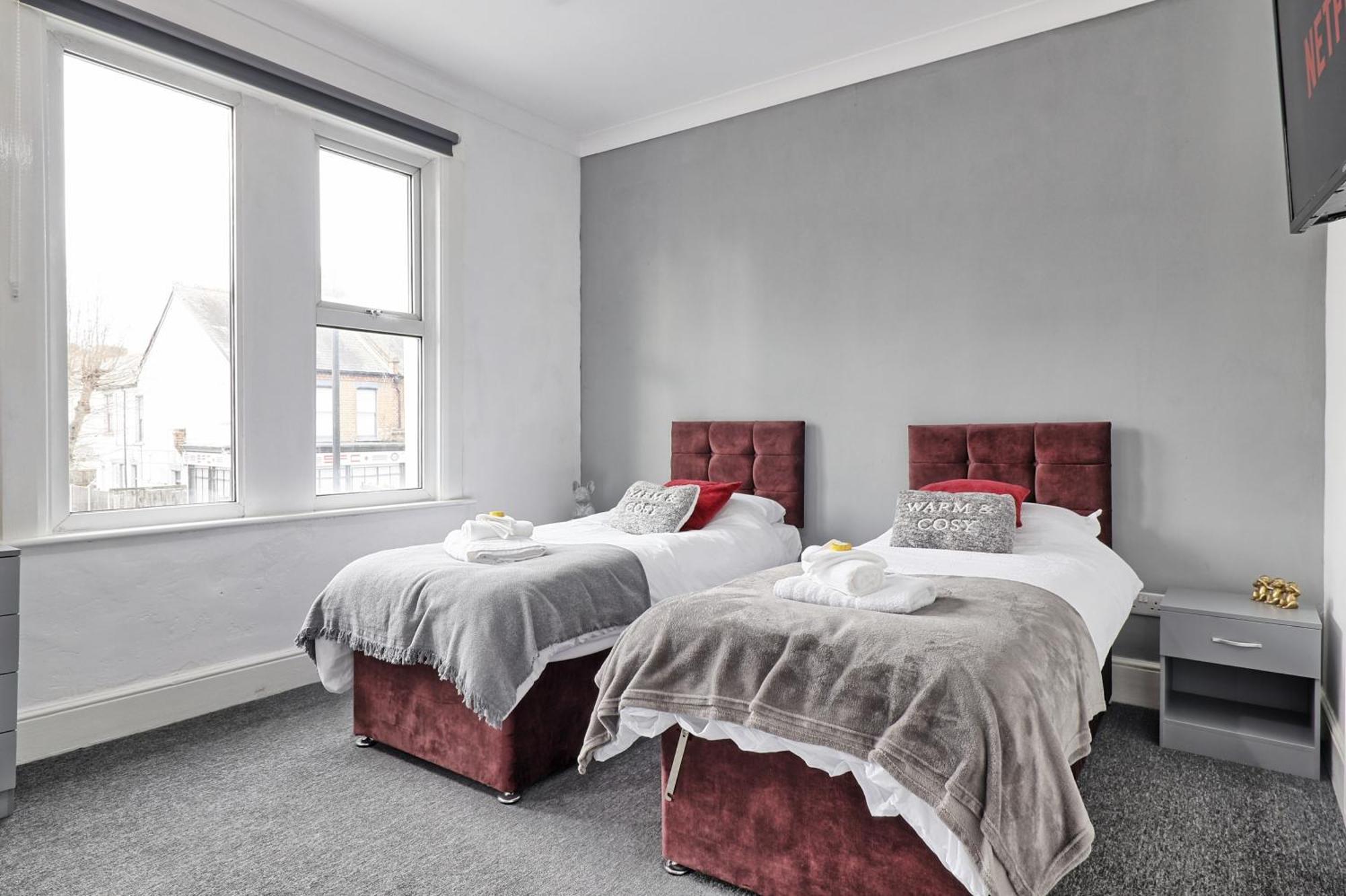 Beautiful Spacious Four Bedroom House With Parking For 2 Cars, 5 Minute Walk To Southend Station Extérieur photo