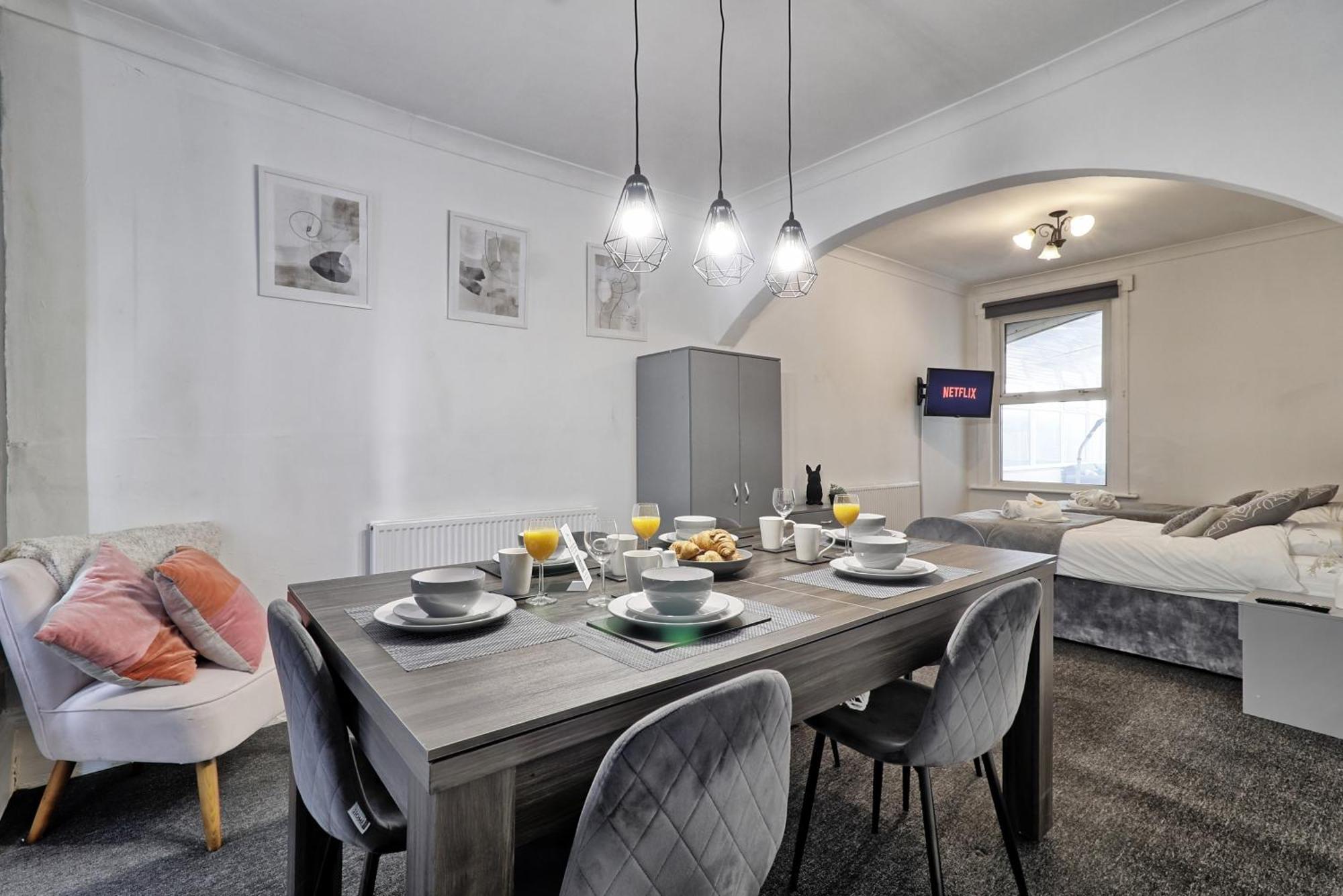 Beautiful Spacious Four Bedroom House With Parking For 2 Cars, 5 Minute Walk To Southend Station Extérieur photo