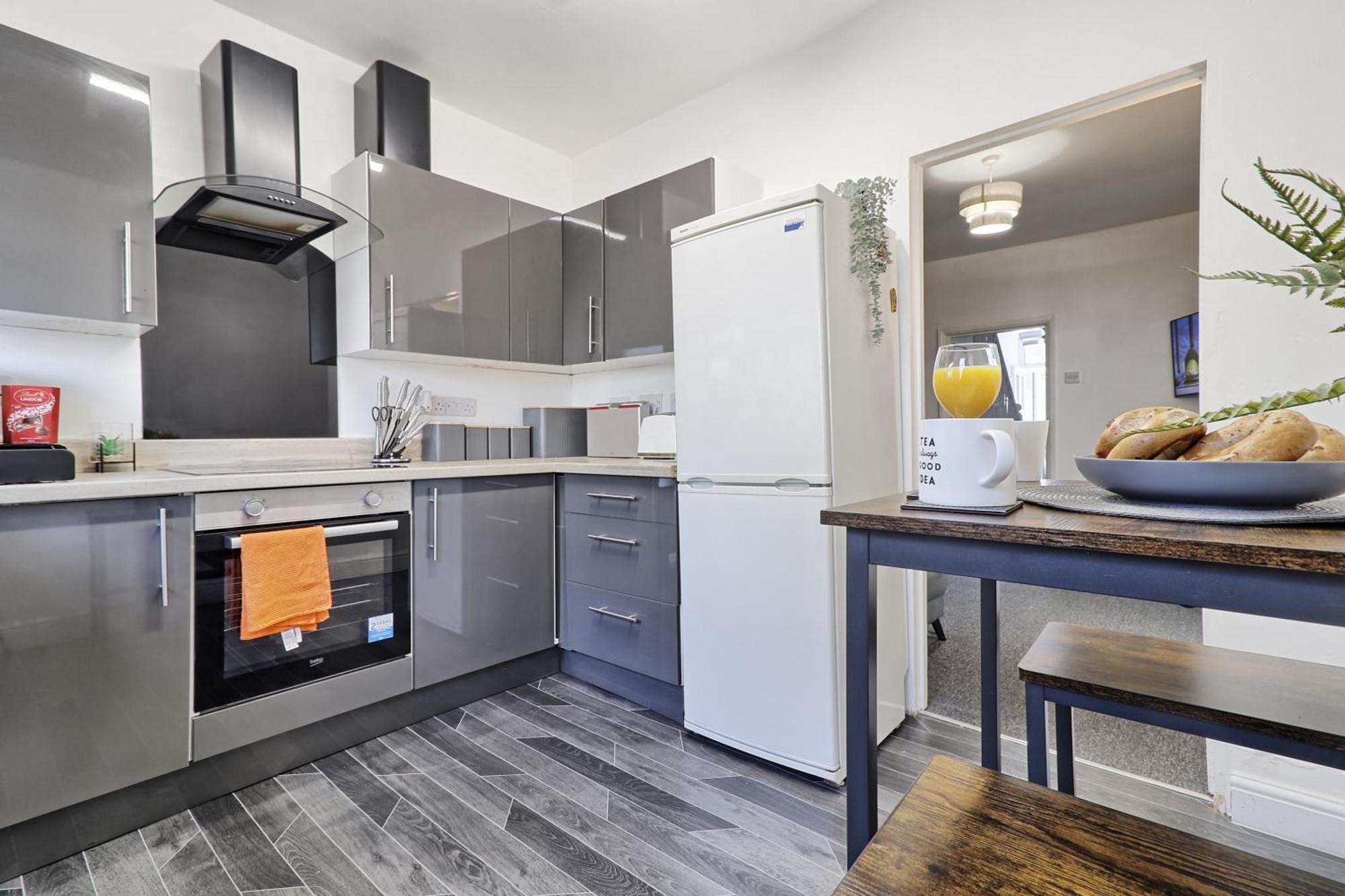 Beautiful Spacious Four Bedroom House With Parking For 2 Cars, 5 Minute Walk To Southend Station Extérieur photo