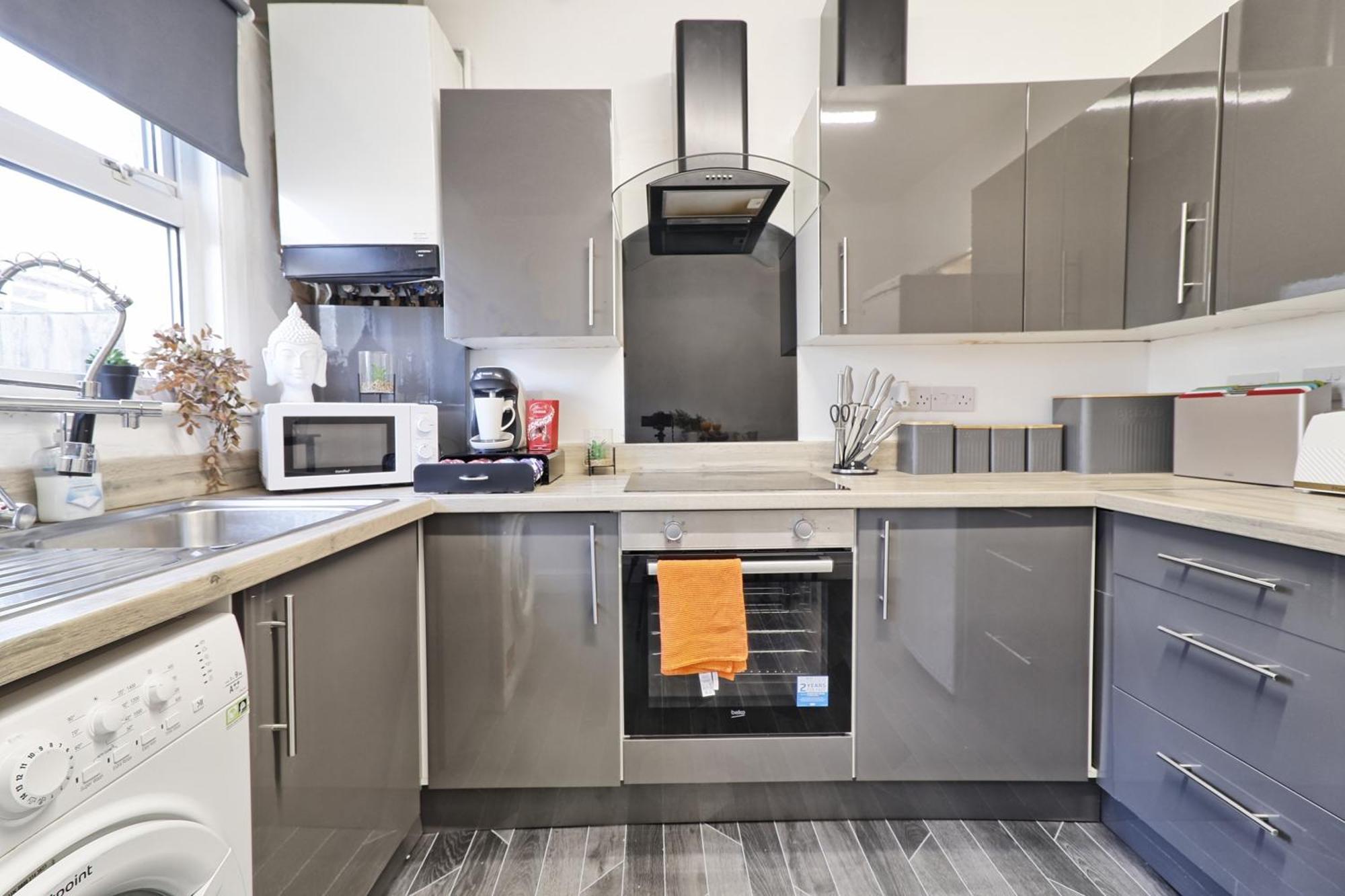 Beautiful Spacious Four Bedroom House With Parking For 2 Cars, 5 Minute Walk To Southend Station Extérieur photo