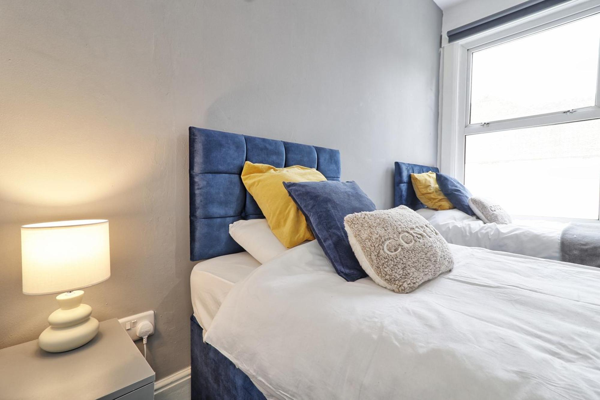 Beautiful Spacious Four Bedroom House With Parking For 2 Cars, 5 Minute Walk To Southend Station Extérieur photo