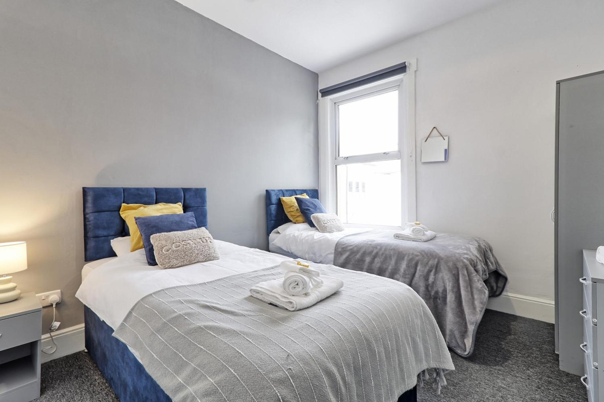 Beautiful Spacious Four Bedroom House With Parking For 2 Cars, 5 Minute Walk To Southend Station Extérieur photo