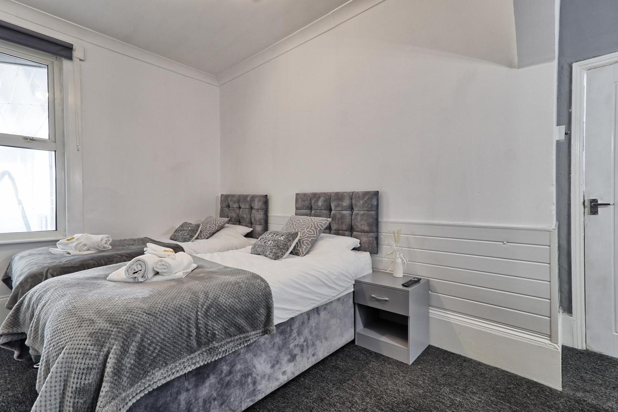 Beautiful Spacious Four Bedroom House With Parking For 2 Cars, 5 Minute Walk To Southend Station Extérieur photo