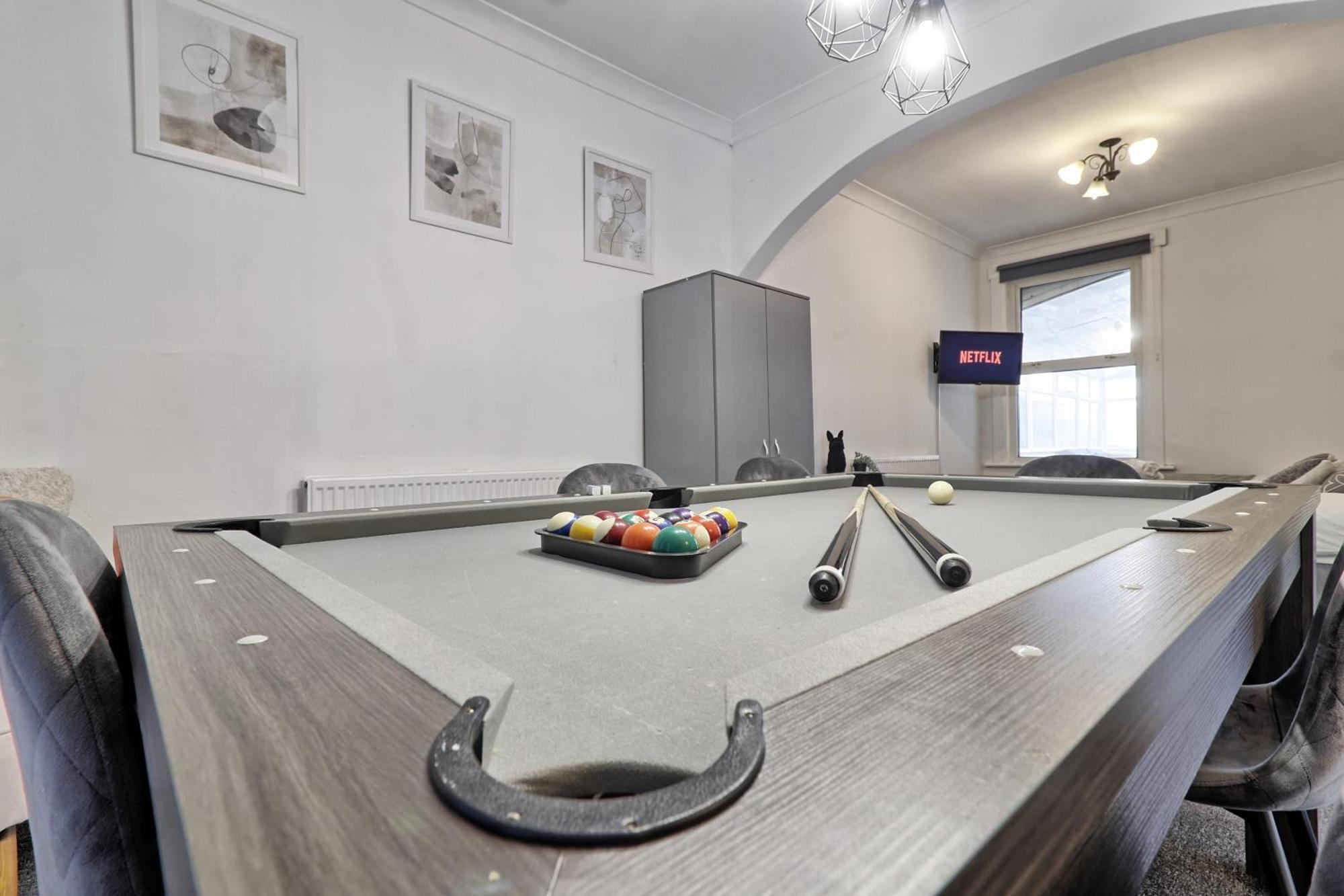 Beautiful Spacious Four Bedroom House With Parking For 2 Cars, 5 Minute Walk To Southend Station Extérieur photo