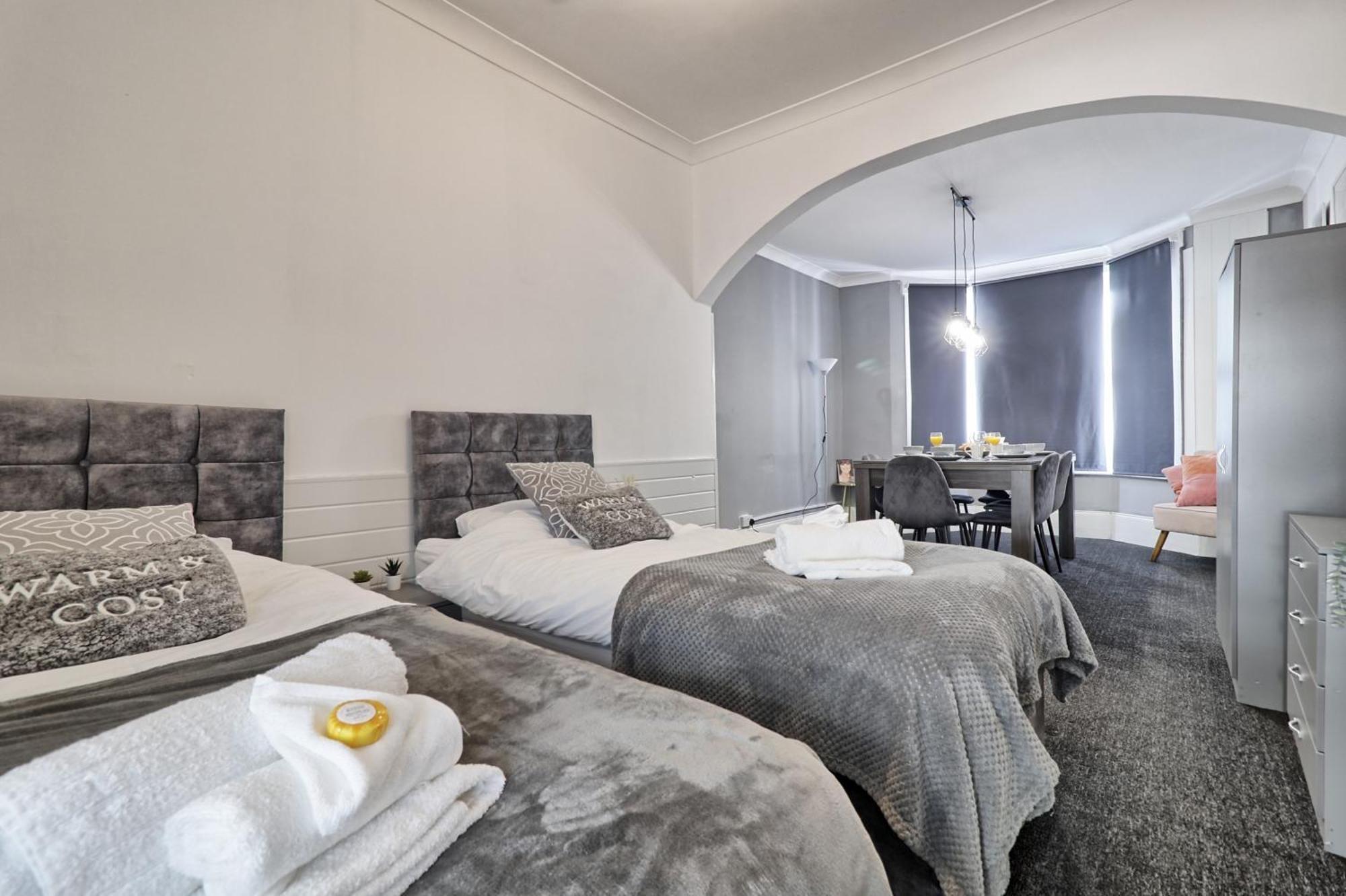 Beautiful Spacious Four Bedroom House With Parking For 2 Cars, 5 Minute Walk To Southend Station Extérieur photo