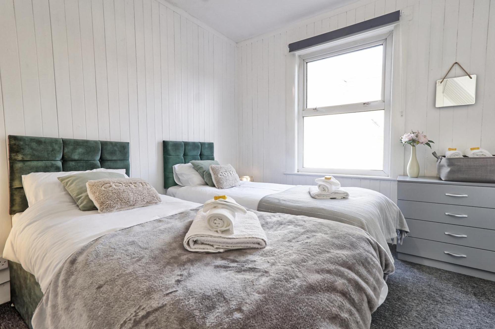 Beautiful Spacious Four Bedroom House With Parking For 2 Cars, 5 Minute Walk To Southend Station Extérieur photo